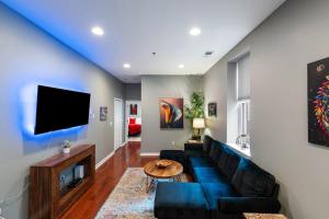 Large 3 bdrm apt, 2ba, unique art