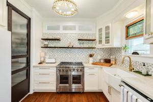 Exhale - Stylish Beach Home, Outdoor Bar & Fire Pit