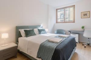 Bright & Modern 4 bedrooms Apartment in Center