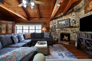 Canyon Lake Haven Cabin Hot Tub Yard BBQ Fire Pit