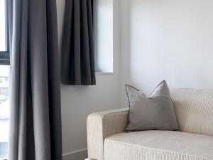 Charming Riverside View Apartment Pass The Keys