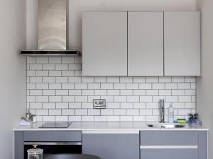 Charming Riverside View Apartment Pass The Keys