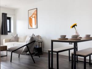 Charming Riverside View Apartment Pass The Keys