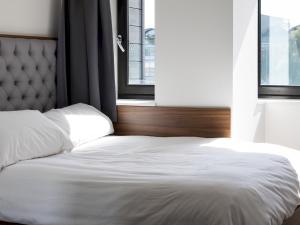 Charming Riverside View Apartment Pass The Keys