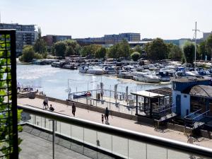 Charming Riverside View Apartment Pass The Keys