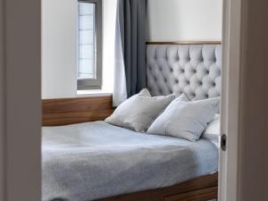 Pass the Keys Serene riverside view apartment