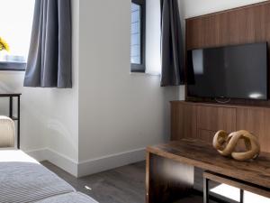 Pass the Keys Bright riverside apartment Pass The Keys