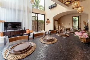Luxe 3BR Villa - Two Private Pools including Rooftop Modern Boho Style