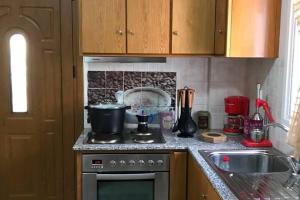 1 Bed - Sleeps 2 - Private Balcony - Free Parking