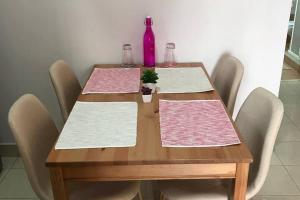 1 Bed - Sleeps 2 - Private Balcony - Free Parking