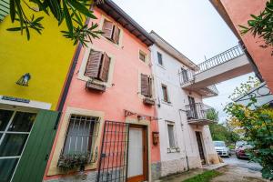 Romeos Cottage Public free parking bike rental