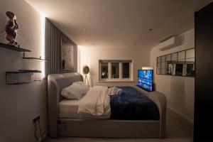 Luxury Home Sleeps 6, Hot Tub, Free Parking