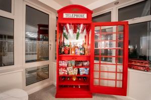 Luxury Home Sleeps 6, Hot Tub, Free Parking