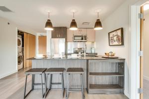 Shop, Dine and Explore Gem 7 Mi to Dtwn Springfield