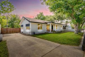 NEW Howdy House, Walk to TSU, Gameroom & Yard