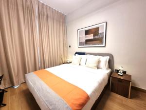 Elegant Pool-View 1BR Near Cleveland Clinic
