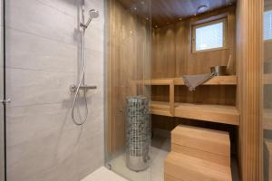 Luxury 3BR sauna stay, near airport train