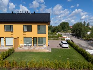 Luxury 3BR sauna stay, near airport train