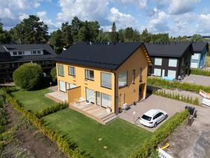 Luxury 3BR sauna stay, near airport train