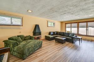 2 Mi to Dtwn Newark Pet-Friendly Home!