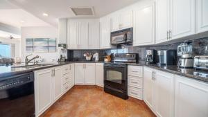 Stunning Oceanfront Penthouse Unit, 3 Bedrooms and 3 Bathrooms, Cristal 1006
