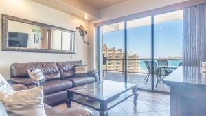 Beautiful 2 BR 2 BA condo in Phase 1 Cristal 903