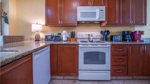 Oceanview 2BR Rubi 806 @ Las Palomas – Balcony, Luxury Amenities & Stunning Sea Views