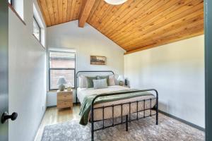Stay Portland - Alpine Retreat Hot Tub, Fire Pit & Game Room