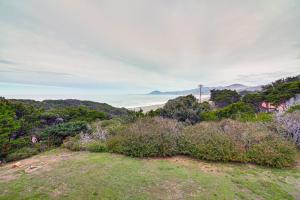 Groups Welcome! Ocean-View Escape in Gold Beach