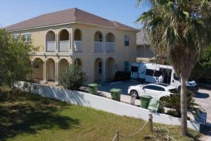 Oversized 2 Bedroom Modern Pool Near Beach