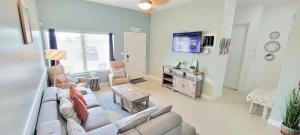 Like New Killer Patio Stunner close to Beach