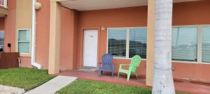 Like New Killer Patio Stunner close to Beach