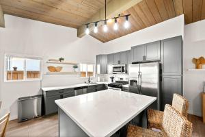 Spacious 4BR Retreat with Hot Tub Fire Pit and Patio