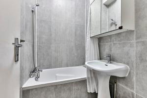 Convention M12 Quick Eiffel Tower access