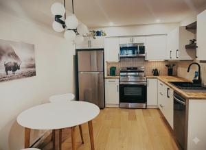 Cedar & Sage Luxury Modern Suite with Full Kitchen