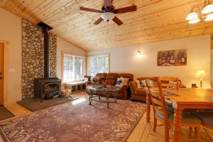 Near Hikes Arnold Cabin with EV Charger and Fire Pit