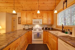 Near Hikes Arnold Cabin with EV Charger and Fire Pit