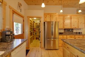 Near Hikes Arnold Cabin with EV Charger and Fire Pit