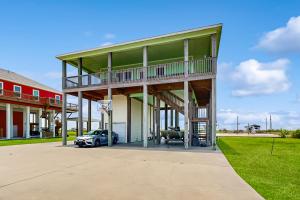 Amazing Canal Front Hot Tub Boat Ramp