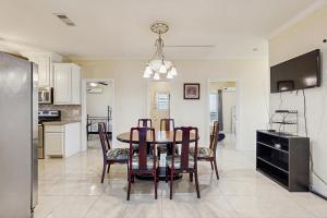 Amazing Canal Front Hot Tub Boat Ramp