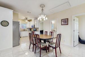 Amazing Canal Front Hot Tub Boat Ramp