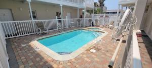 2 levels Big 3 bedroom Near Beach Pool