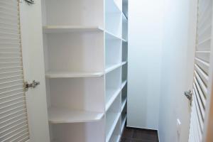 Central 1-bedroom apartment with wooden balcony!