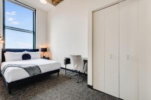 West Loop - City Views With In & Out Parking 4