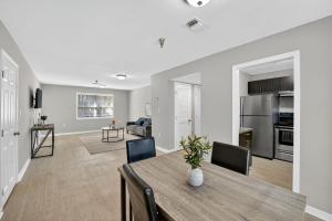 Family Friendly, Spacious 2Bd 1Bt Apartment