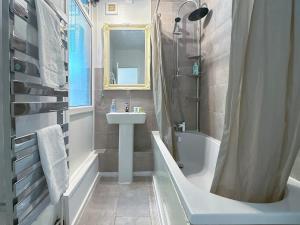 4 Bed Home Sleeps 7 - Close to Oval Tube Station