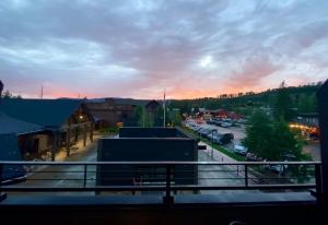 Stylish Grand Lake Retreat - King Bed - Walk to Lake