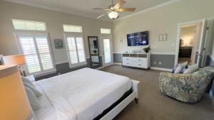 Luxury 1 min to Beach Pool New Remodel