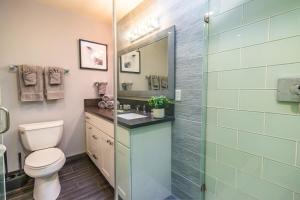 Gaslamp 2BR Upscale Queen Beds with Smart TV