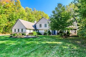 Off The Hook Spacious Home with Pool Firepit Large Yard